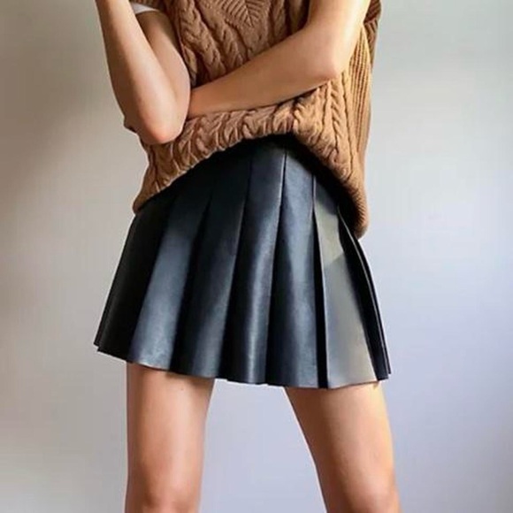 Aritzia Dresses & Skirts - Aritzia Sunday Best Sundeh black faux leather pleated  skirt size 0